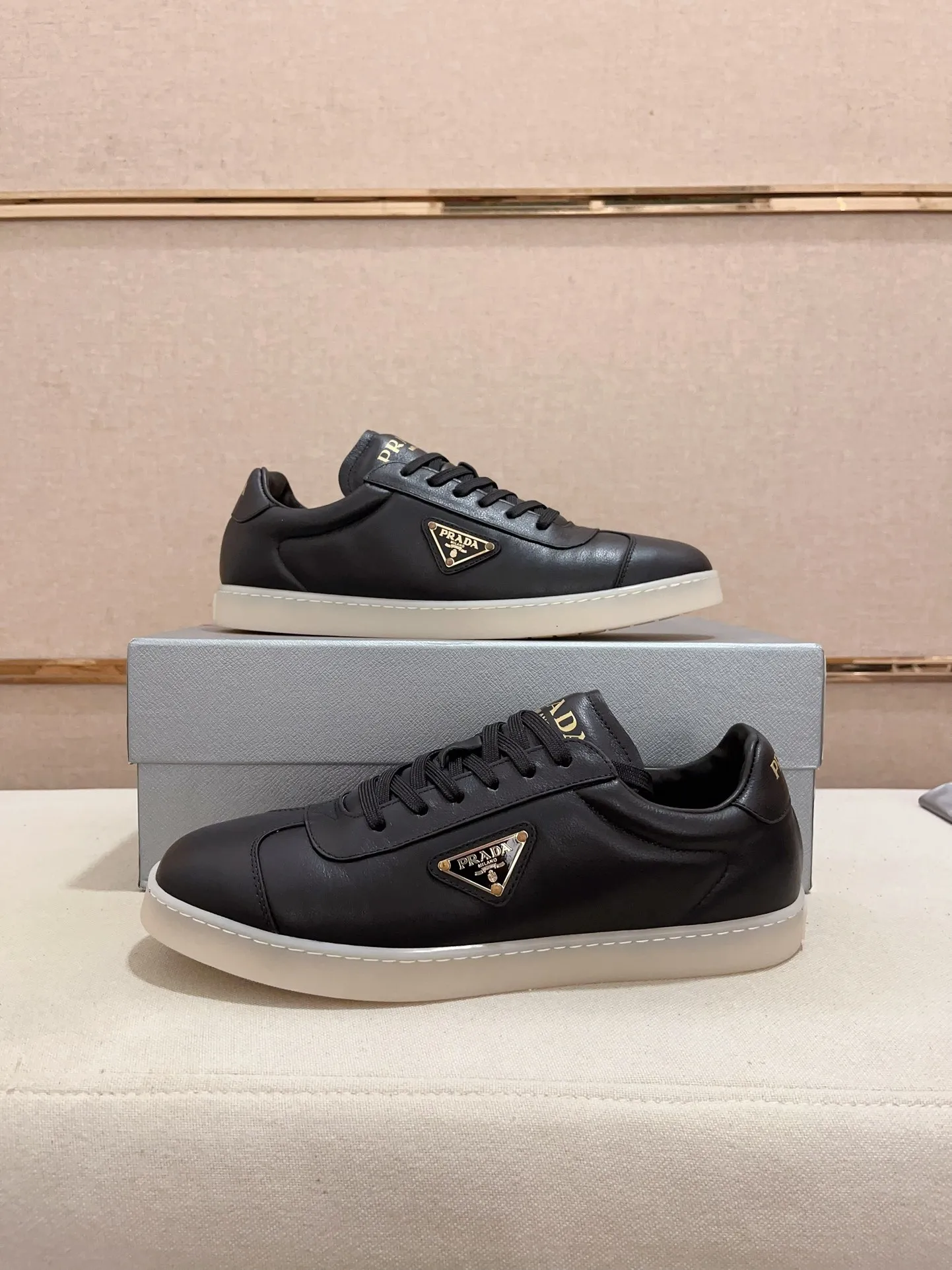 Men's Men's Shoes 💰 500💰 ✔️✔️✔️Higher version High-quality new PRADA (Prada) counters are launched simultaneously. The new men's shoes and 😘fabrics are made of high-tech glue-making technology. Lining: Full cowhide lining. 👍🏿 High-end ☄️ air-cushion molded anti-slip rubber outsole, exquisite lines, simple and elegant, comfortable and high-end for leisure travel. Code number: 38 to 44 (45 can be customized and cannot be returned or exchanged)